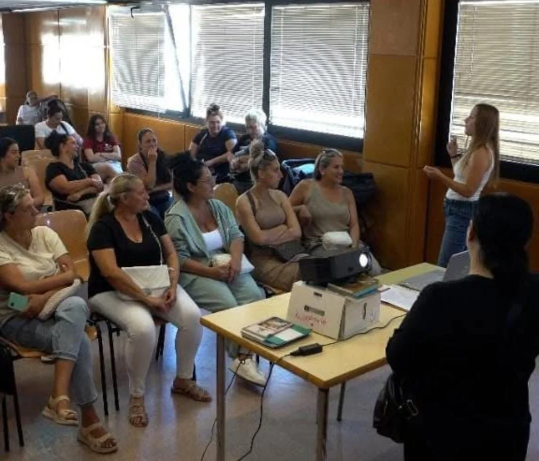 Marta García Lloréns durante un taller grupal con personas adultas.